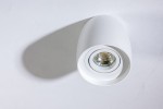 Biała lampa sufitowa kierunkowa Rotondo AZ4207, z okrągłym kloszem i szklanym dyfuzorem, widoczna z góry. Charakteryzuje się minimalistycznym designem, idealna do nowoczesnych wnętrz.