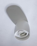 Biała lampa sufitowa kierunkowa Rotondo AZ4207, z okrągłym kloszem w kształcie stożka, zamontowana na suficie. Widoczna żarówka w środku, prosta forma bez zdobień. Tło w jasnym kolorze, co podkreśla minimalistyczny design lampy.