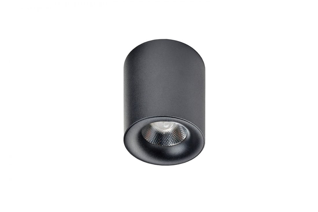 Czarna lampa sufitowa LED 1-punktowa o mocy 10W i temperaturze barwowej 4000K, z cylindrycznym kształtem. Ujęcie frontalne, lampa zamontowana na suficie, widoczna soczewka emitująca światło.