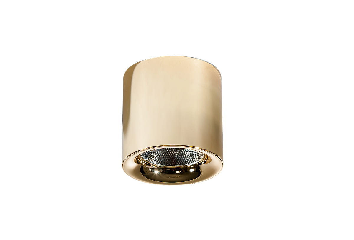 Mane LED lampa sufitowa 1-punktowa, złota, cylindryczna, z chromowanym reflektorem. Ujęcie frontalne, lampa zamontowana na suficie, emitująca ciepłe światło 3000K. Gładka powierzchnia, nowoczesny design, idealna do wnętrz.