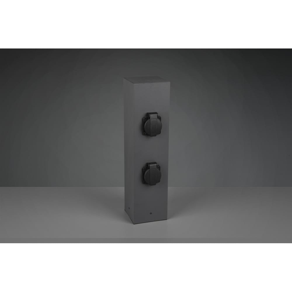 Słupek ogrodowy w kolorze antracytowym, prostokątny, z dwoma wbudowanymi gniazdami (z uziemieniem) na froncie. Ujęcie frontalne, produkt stoi na płaskiej powierzchni, tło szare. Gniazda z pokrywami w kolorze czarnym.