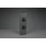 Słupek ogrodowy w kolorze antracytowym, prostokątny, z dwoma wbudowanymi gniazdami (z uziemieniem) na froncie. Ujęcie frontalne, produkt stoi na płaskiej powierzchni, tło szare. Gniazda z pokrywami w kolorze czarnym.