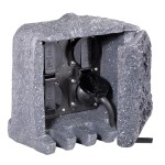 Słupek ogrodowy z wbudowanymi gniazdami w kolorze szarym, z widocznymi czterema gniazdami oraz kablem zasilającym. Produkt ma kształt prostokątny z lekko chropowatą fakturą, umieszczony w pozycji stojącej.