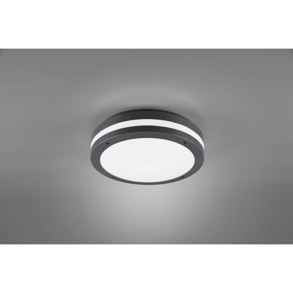 Kendal LED lampa sufitowa zewnętrzna, 1-punktowa, w kolorze antracytowym. Okrągła konstrukcja z białym kloszem, widoczne dwa ozdobne, białe paski. Lampa montowana sufitowo, z widocznymi otworami do mocowania. Tło jednolite.