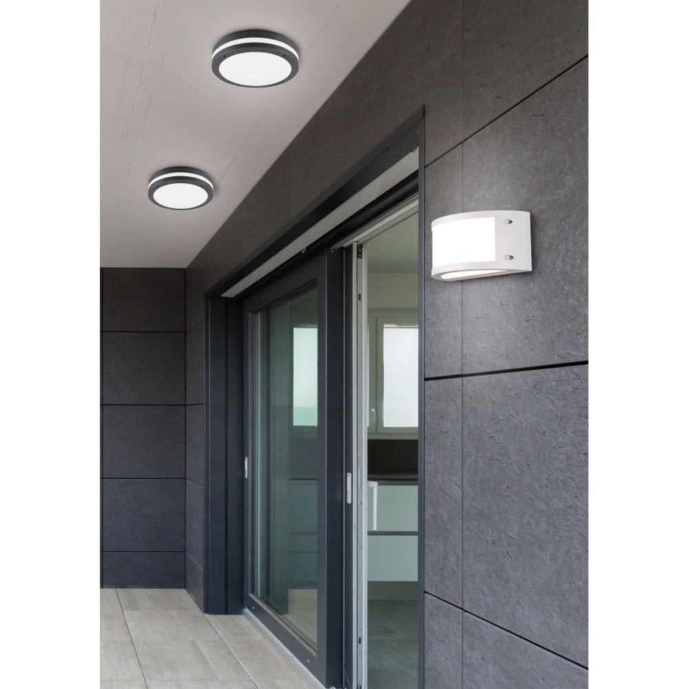 Kendal LED lampa sufitowa zewnętrzna 1-punktowa w antracytowej obudowie, okrągła, montowana na suficie. Widoczna w aranżacji na tle ciemnoszarej elewacji, obok drzwi przesuwnych.
