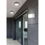 Kendal LED lampa sufitowa zewnętrzna 1-punktowa w antracytowej obudowie, okrągła, montowana na suficie. Widoczna w aranżacji na tle ciemnoszarej elewacji, obok drzwi przesuwnych.