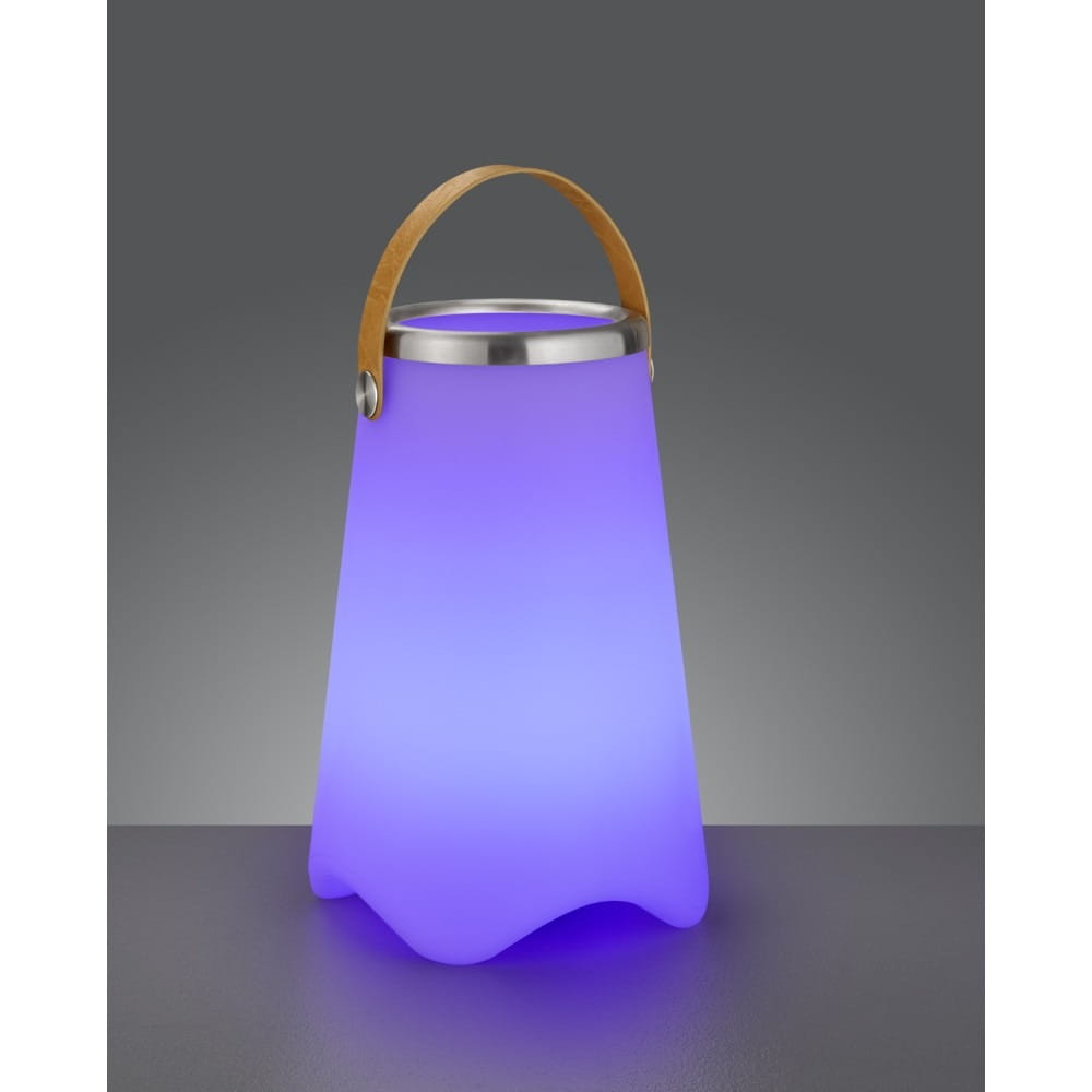 Biała lampa stołowa ogrodowa Jamaica LED z pilotem, w kształcie stożka, z matowego tworzywa. Posiada skórzany uchwyt i metalową obręcz. Emituje kolorowe światło, widoczna w niebieskim odcieniu. Ustawiona na płaskiej powierzchni, na jednolitym tle.