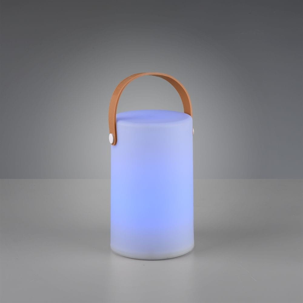 Biała lampa stołowa ogrodowa Aruba LED z przezroczystym korpusem, świecąca na niebiesko, z brązowym uchwytem. Ujęcie frontalne, produkt stojący na jasnej powierzchni, z prostym, jednolitym tłem.