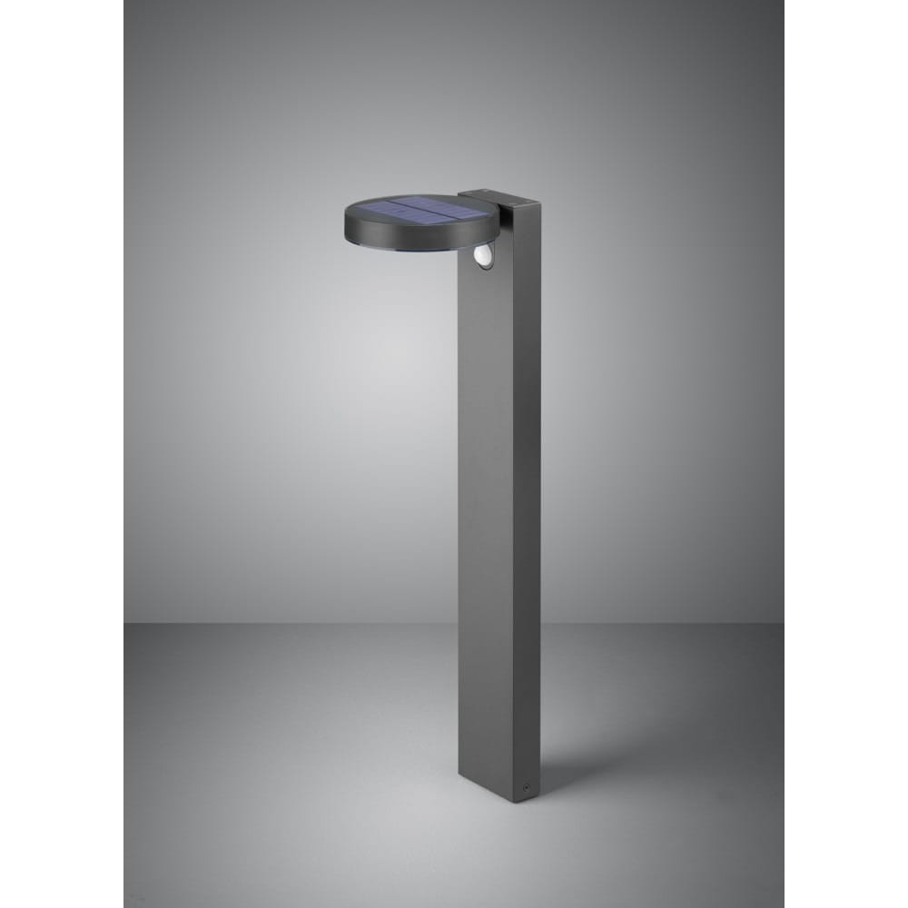 Lampa ogrodowa Posadas H60 LED w kolorze antracytowym, z prostokątnym słupkiem i okrągłym panelem słonecznym na górze. Posiada czujnik ruchu, stojąca na szarej powierzchni, w minimalistycznym stylu.