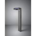 Lampa ogrodowa Posadas H60 LED w kolorze antracytowym, z prostokątnym słupkiem i okrągłym panelem słonecznym na górze. Posiada czujnik ruchu, stojąca na szarej powierzchni, w minimalistycznym stylu.