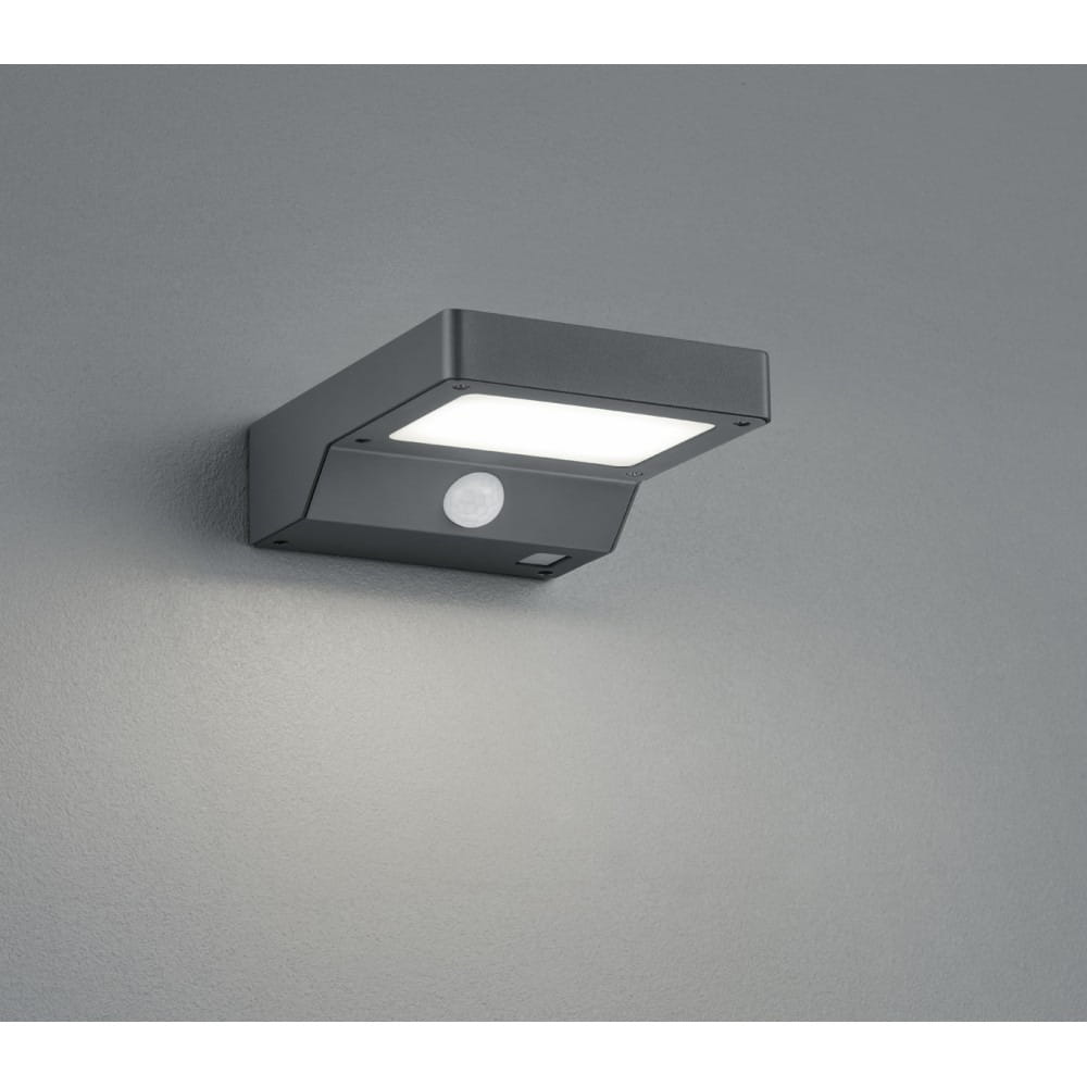Fomosa LED kinkiet zewnętrzny, solarny, w kolorze antracytowym, z czujnikiem ruchu. Ujęcie z boku, montowany na ścianie, kwadratowy kształt z białą matową powierzchnią na froncie. Widoczny czujnik ruchu umieszczony z boku.