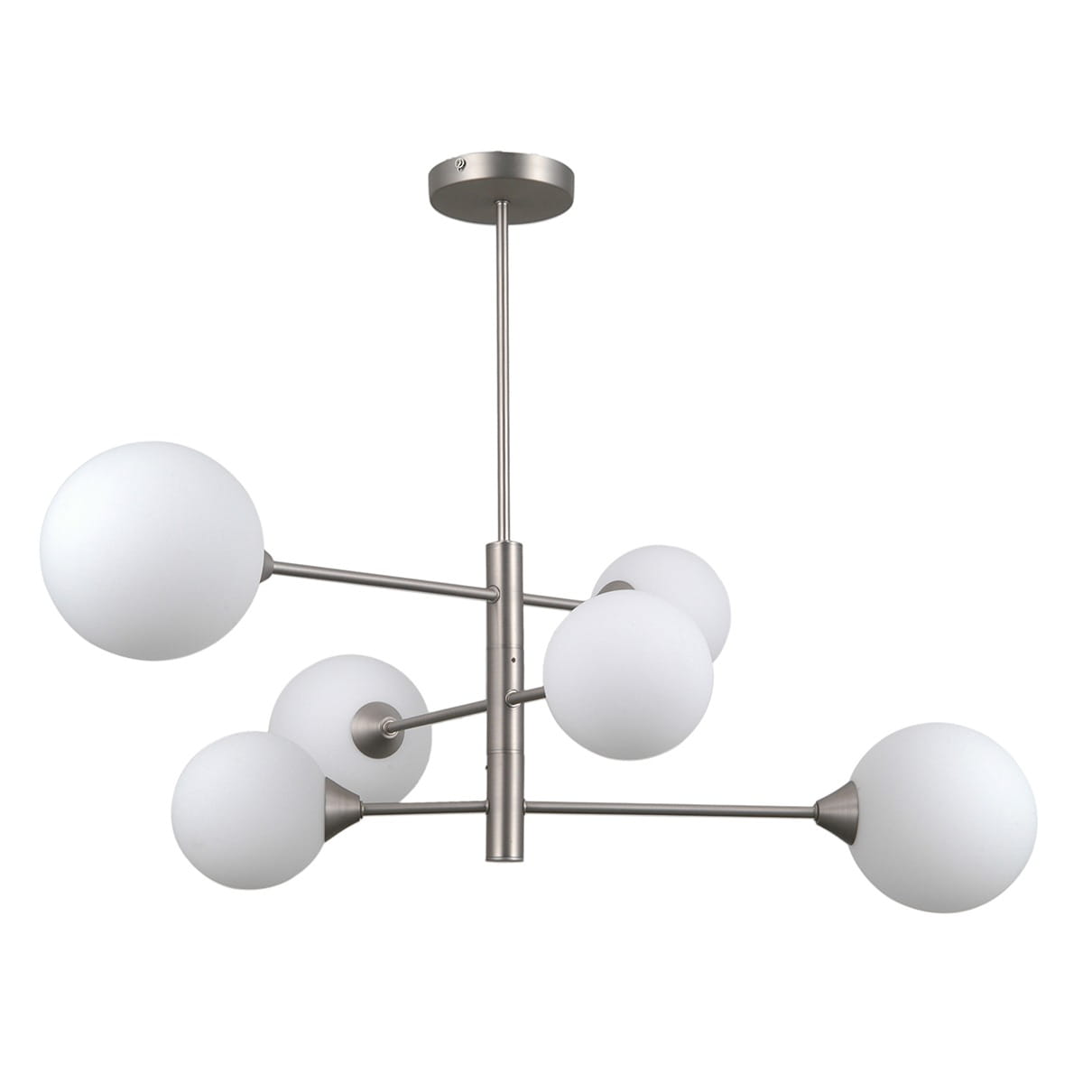 Lampa wisząca Evora 6-punktowa w wykończeniu nikiel satyna. Posiada sześć okrągłych, białych kloszy rozmieszczonych na metalowych ramionach. Całość zawieszona na długim, prostym wsporniku. Tło białe.