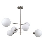Lampa wisząca Evora 6-punktowa w wykończeniu nikiel satyna. Posiada sześć okrągłych, białych kloszy rozmieszczonych na metalowych ramionach. Całość zawieszona na długim, prostym wsporniku. Tło białe.