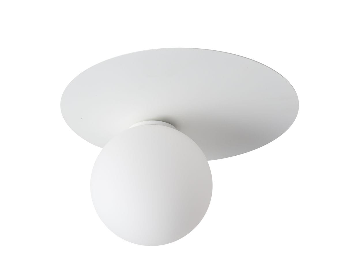 Lampa sufitowa Argon 1-punktowa w kolorze białym, z okrągłym, matowym kloszem w kształcie kuli. Ujęcie frontalne, prezentujące lampę zamontowaną na suficie, z widoczną prostą podstawą.