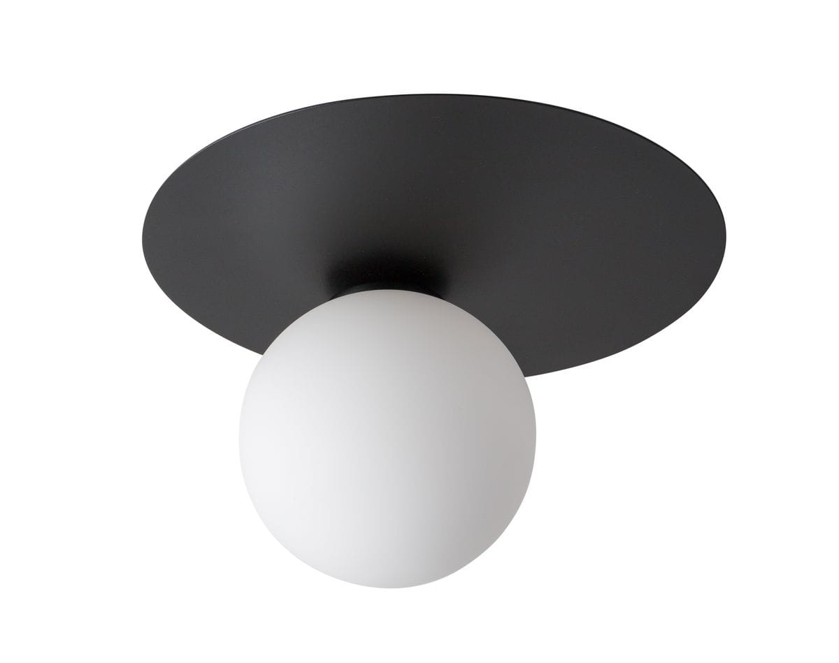 Czarna, okrągła lampa sufitowa Argon z jedną punktową oprawą. Posiada matowy, biały klosz w kształcie kuli, zamocowany na dużej, płaskiej podstawie. Widok z dołu, ukazujący detal konstrukcji.