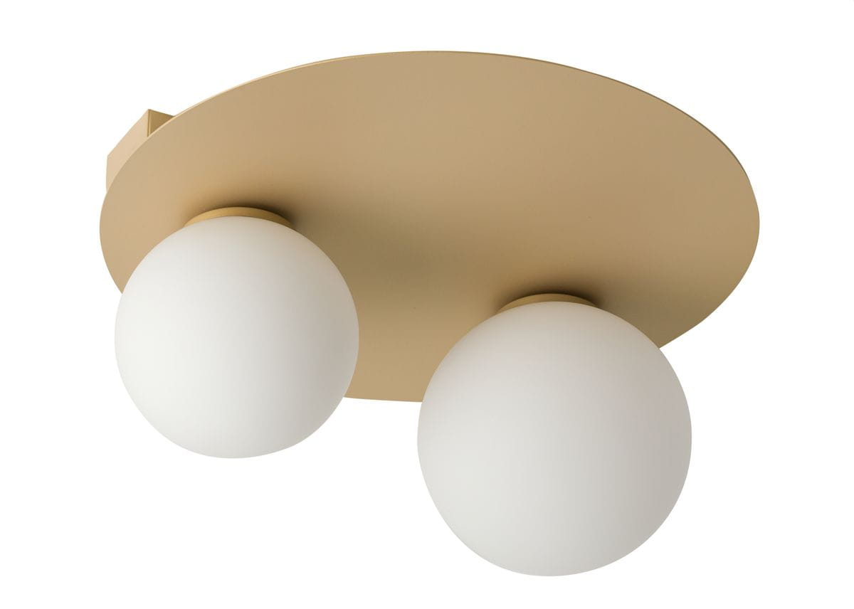 Lampa sufitowa Argon 2-punktowa, okrągła, złota. Posiada dwa białe, szklane klosze w kształcie kul na złotej, okrągłej podstawie. Ujęcie z dołu, ukazujące detale montażowe oraz kształt kloszy.