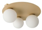 Okrągła lampa sufitowa Argon z trzema białymi, mlecznymi kulami na złotej podstawie. Lampa zamontowana na suficie, widok z dołu, ukazujący równą odległość między kulami oraz ich kształt. Prosty, nowoczesny design.