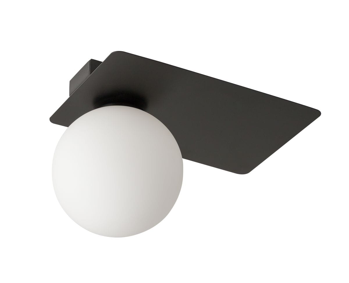 Lampa sufitowa Argon 1-punktowa, prostokątna, czarna. Posiada biały, okrągły klosz z matowego szkła, zamontowana pod kątem. Idealna do nowoczesnych wnętrz, na jednolitym tle.