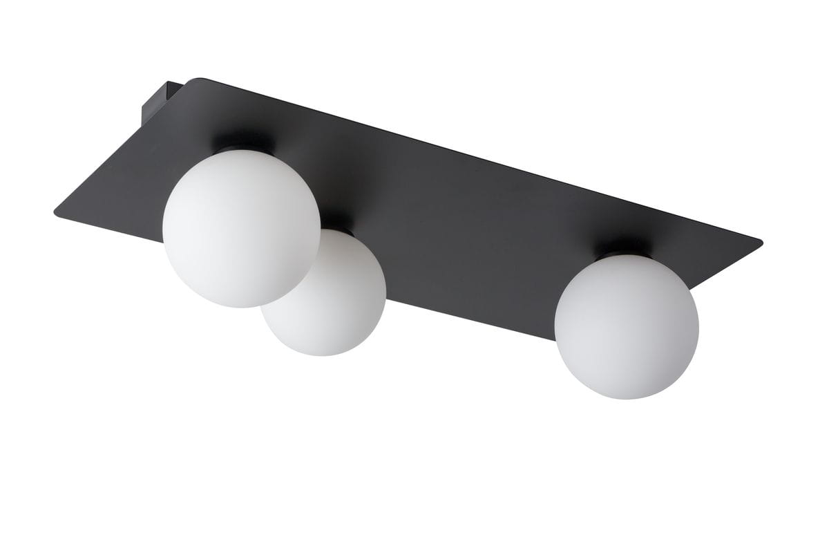 Czarna lampa sufitowa Argon z prostokątną podstawą, wyposażona w trzy białe, okrągłe klosze. Ujęcie z dołu, ukazujące wszystkie elementy oświetlenia, które są zamontowane na suficie.