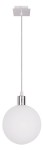 Lampa wisząca Oden D15 w kolorze chromu z białym, matowym kloszem w kształcie kuli. Zawieszona na cienkim metalowym przewodzie, montowana na płaskiej podstawie sufitowej. Prosty, nowoczesny design idealny do różnych aranżacji wnętrz.