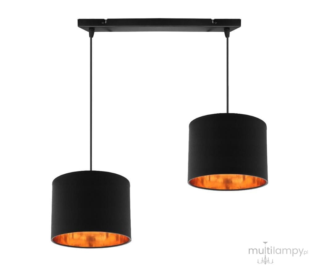 Lampa wisząca Candida 2-punktowa w kolorze czarnym, z cylindrycznymi kloszami oraz miedzianym wnętrzem. Zawieszona na prostokątnej, czarnej podstawie. Klosze wiszą w równych odstępach, oferując nowoczesny design.