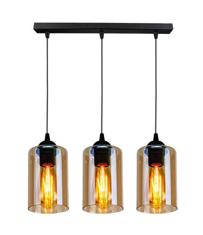 Czarna lampa wisząca 3-punktowa z przezroczystymi kloszami, zawieszona na prostokątnej, czarnej podstawie. Każdy klosz osłania żarówkę, emitując ciepłe światło. Kable są cienkie, a całość ma nowoczesny, minimalistyczny design.