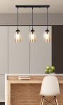 Czarna lampa wisząca Bistro z trzema punktami świetlnymi, zawieszona na metalowej konstrukcji. Szklane klosze w kolorze przezroczystym z elementami złotymi, umieszczone na różnych wysokościach. Produkt w aranżacji kuchennej, nad drewnianym blatem.