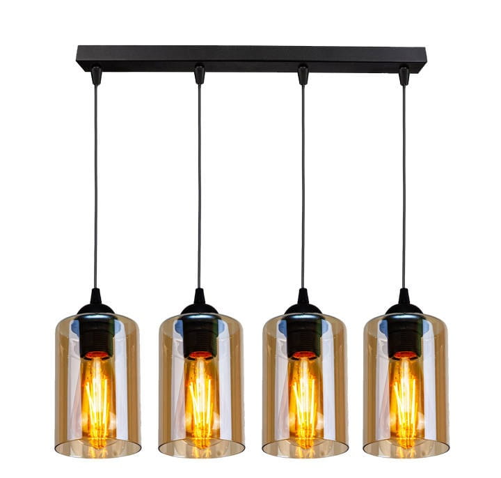 Czarna wisząca lampa Bistro 4-punktowa z przezroczystymi kloszami, zawieszona na prostokątnej podstawie. Każdy klosz mieści żarówkę o ciepłym świetle, co tworzy przytulną atmosferę. Kabelki w czarnym kolorze, lampa wisi na równych wysokościach.