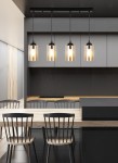 Czarna lampa wisząca Bistro 4-punktowa, zawieszona na prostokątnej podstawie, z przezroczystymi kloszami. Lampa o nowoczesnym designie, umieszczona nad drewnianym stołem w minimalistycznej kuchni.