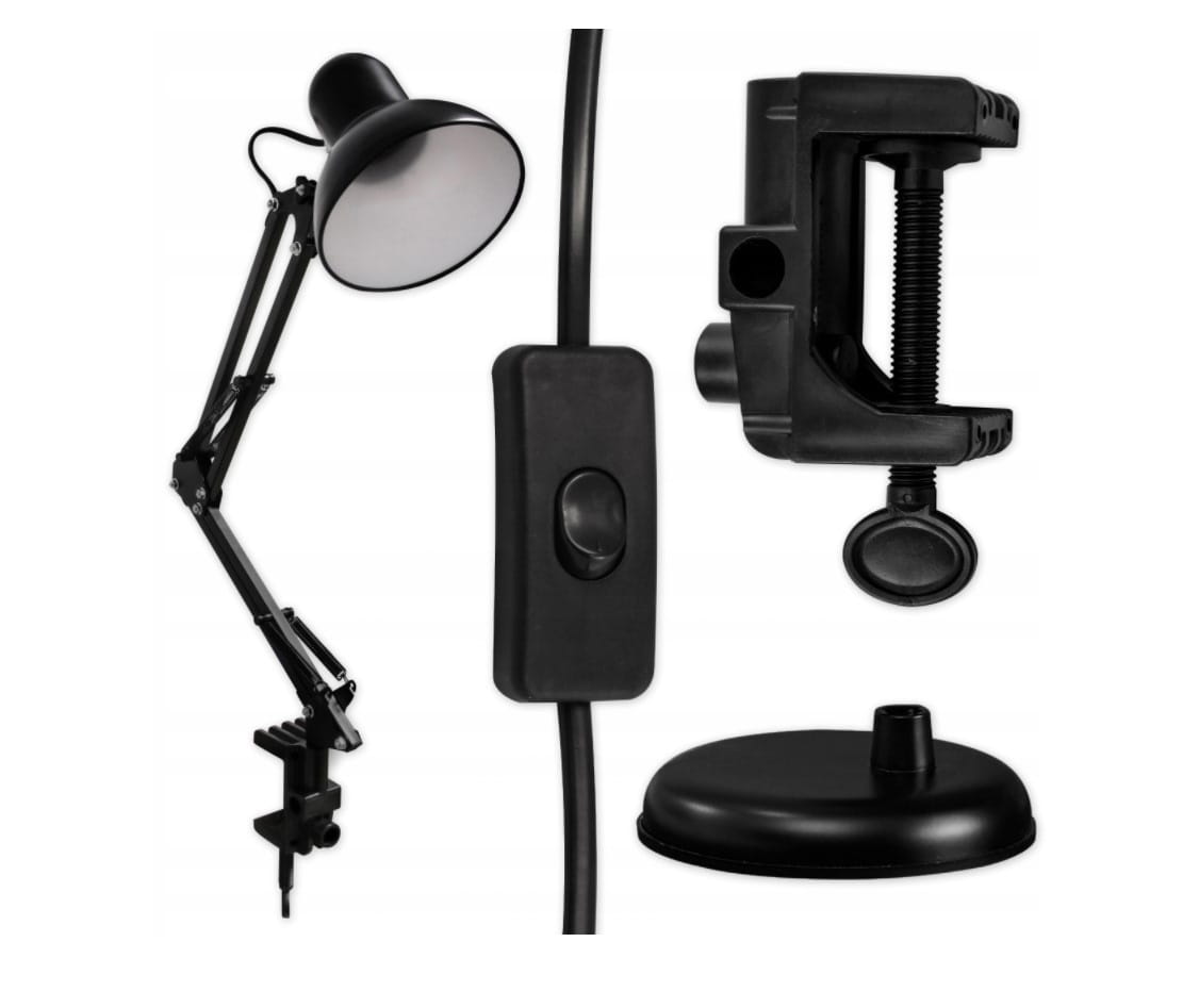 Czarna lampka biurkowa Lena z uchwytem do stołu, wyposażona w klosz z metalowym wykończeniem. Widoczny kabel z włącznikiem oraz podstawka. Regulowany ramie zapewnia elastyczność w ustawieniu. Kąt ujęcia z boku, ukazujący detale konstrukcji.