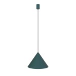 Wisząca lampa Zenith D35 w kształcie stożka, w kolorze zielonym. Utrzymywana na cienkim przewodzie, z okrągłym mocowaniem sufitowym. Prosty, minimalistyczny design, idealna do nowoczesnych wnętrz. Tło jasne, co podkreśla kolor lampy.