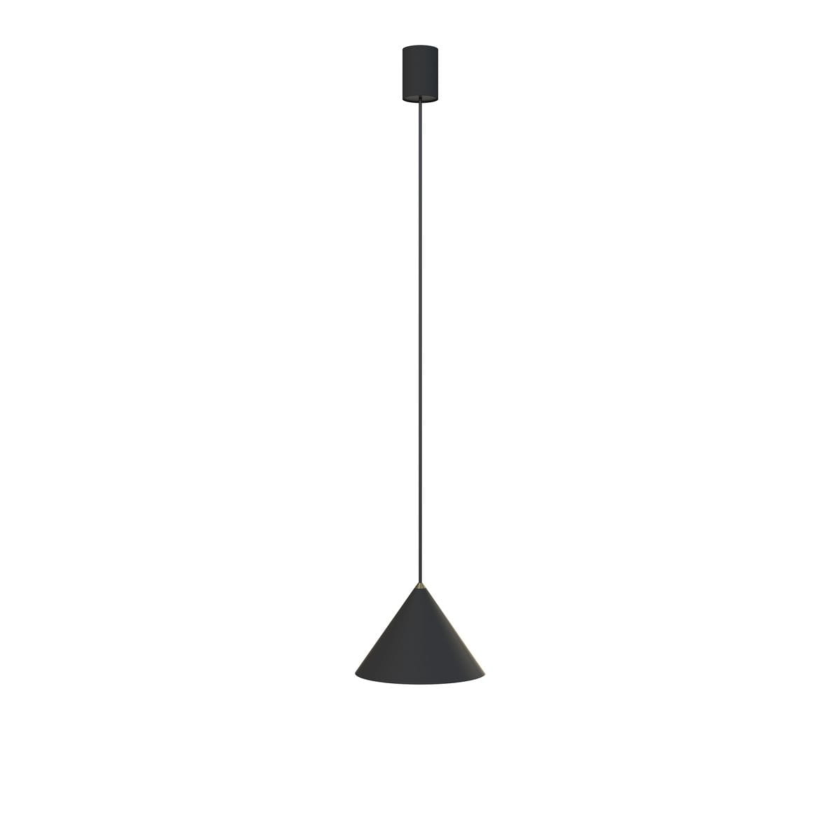 Czarna lampa wisząca Zenith D20,5 z metalowym kloszem w kształcie stożka, zawieszona na cienkim przewodzie. Okrągła podsufitka w tym samym kolorze. Prosta, nowoczesna forma, idealna do minimalistycznych wnętrz.