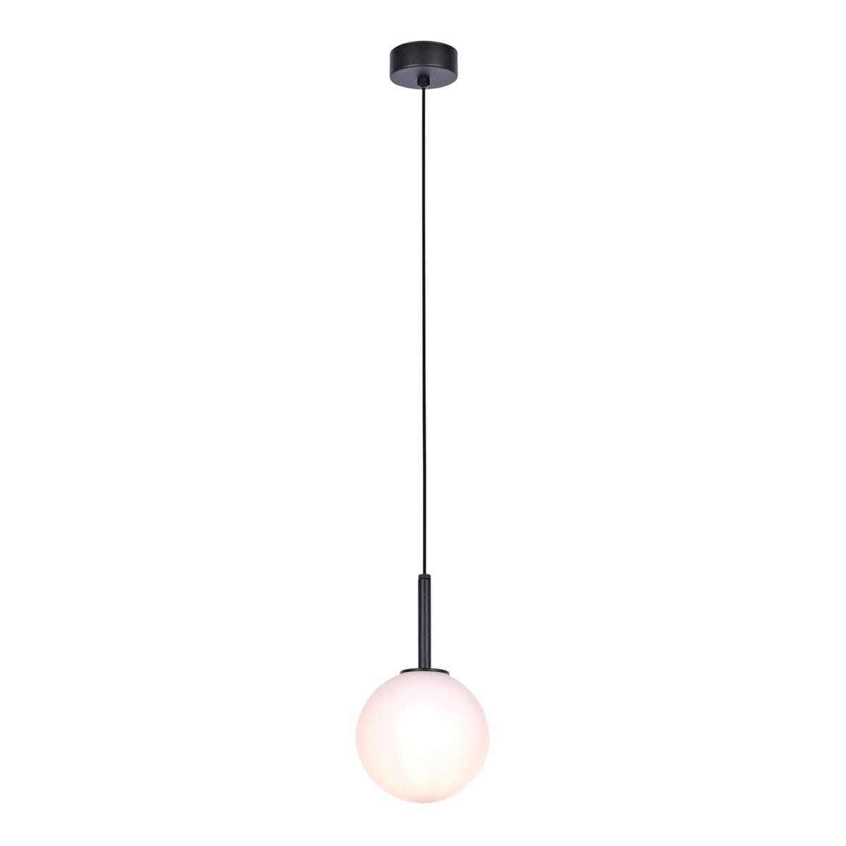 Czarna lampa wisząca Faro D14 z jedną oprawą, zawieszona na cienkim kablu. Kulista, matowa osłona z białego szkła, umieszczona na cylindrycznym mocowaniu. Prosty, nowoczesny design, idealna do różnych wnętrz. Tło białe.