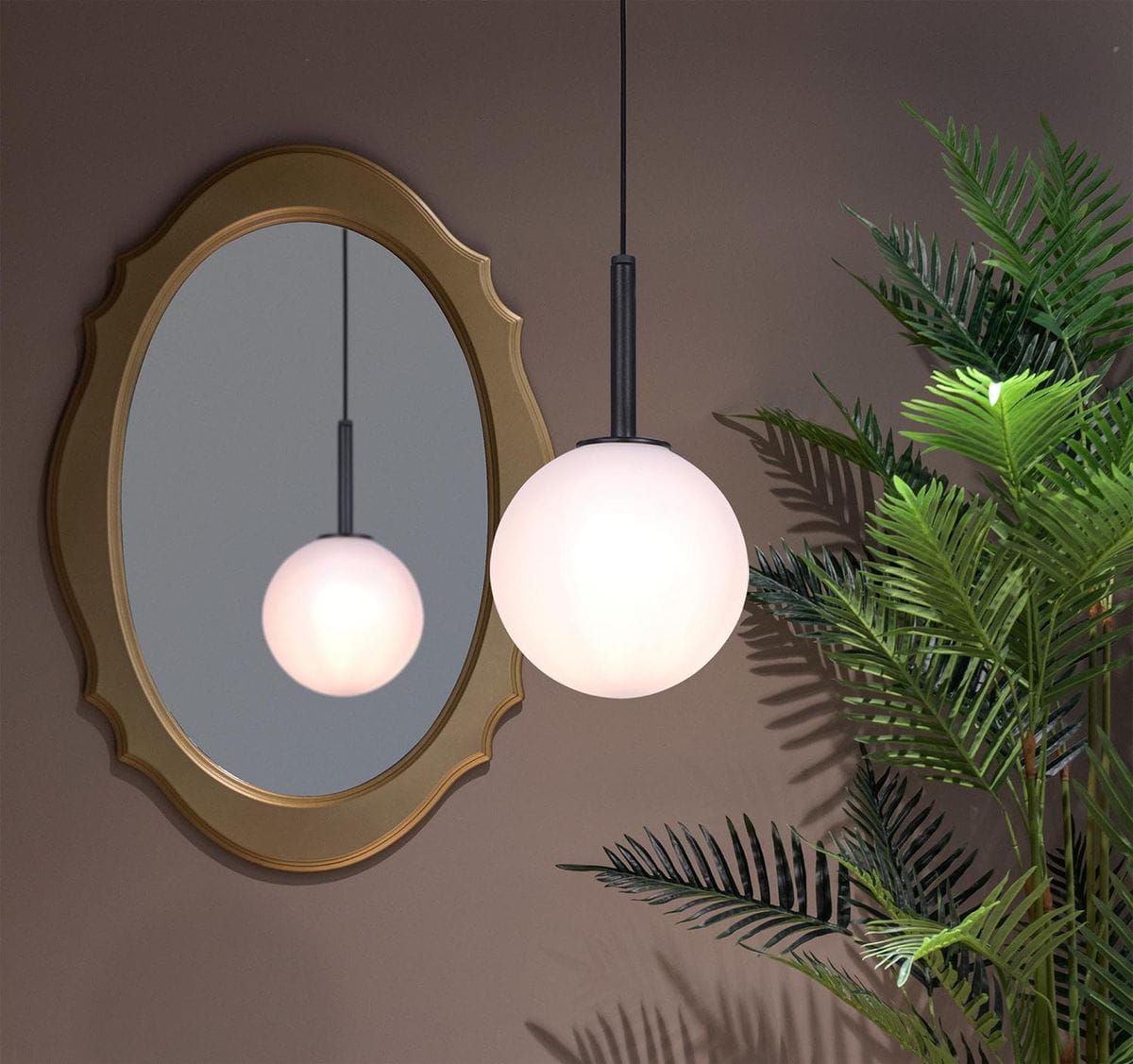 Czarna lampa wisząca Faro D16 z okrągłym, białym kloszem, zawieszona na cienkim kabelku. W tle widoczna złota ramka lustra oraz zielona roślina. Lampa ma minimalistyczny design, idealna do nowoczesnych wnętrz.