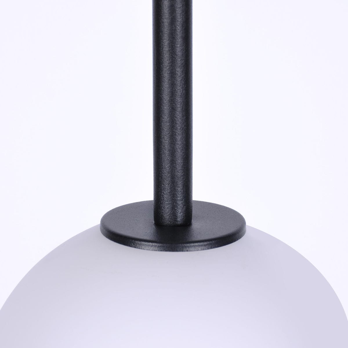 Czarna lampa wisząca Faro D16 z metalowym uchwytem i matowym kloszem. Ujęcie z góry, pokazujące detal mocowania oraz gładką powierzchnię klosza. Prosty design, idealna do nowoczesnych wnętrz.