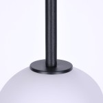 Czarna lampa wisząca Faro D16 z metalowym uchwytem i matowym kloszem. Ujęcie z góry, pokazujące detal mocowania oraz gładką powierzchnię klosza. Prosty design, idealna do nowoczesnych wnętrz.