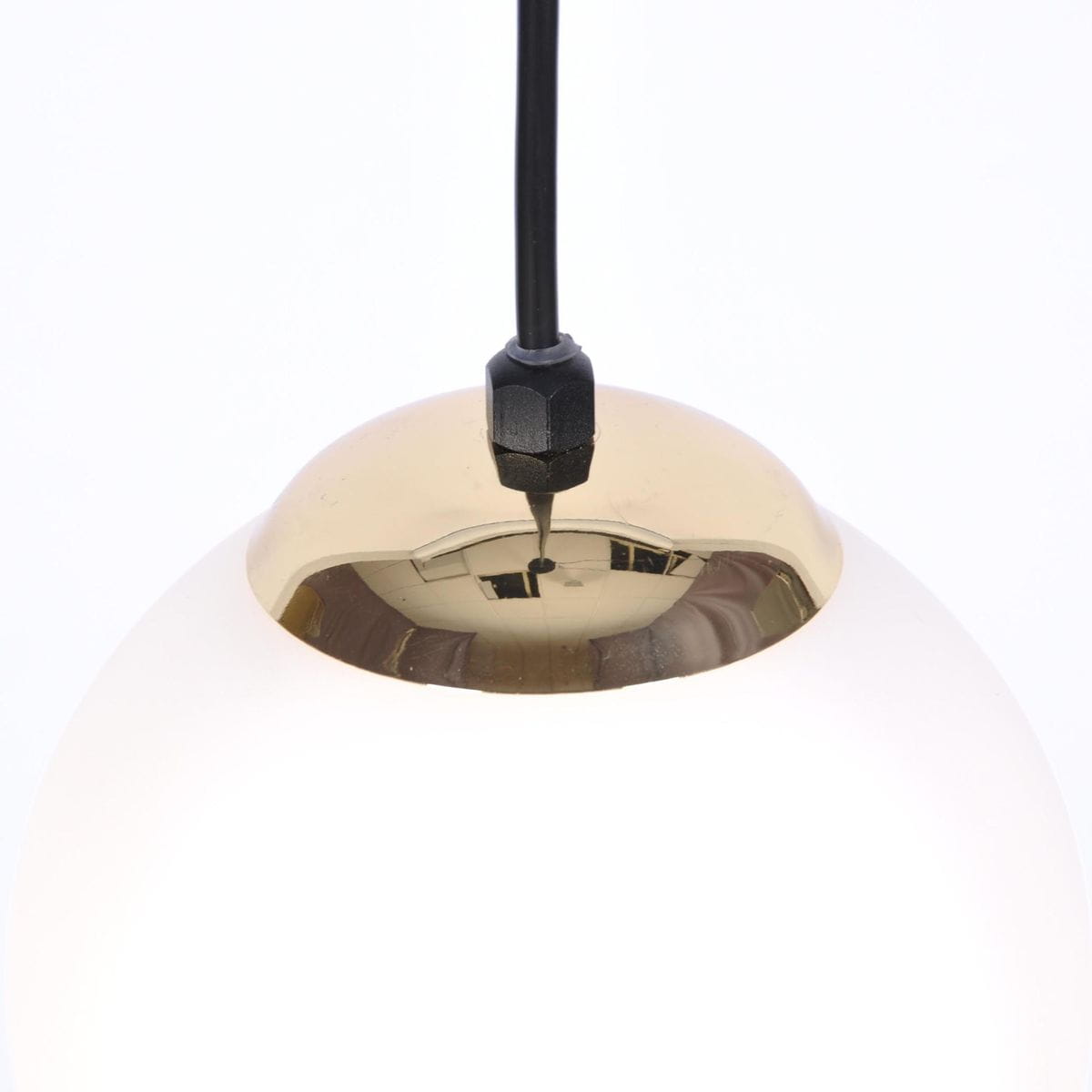 Lampa wisząca Isla D14, czarna z elementami w patynie, z okrągłym kloszem w białym kolorze. Ujęcie z góry, pokazujące detal mocowania oraz połyskujący metalowy element. Wisi na czarnym przewodzie, na białym tle.