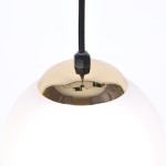 Lampa wisząca Isla D14, czarna z elementami w patynie, z okrągłym kloszem w białym kolorze. Ujęcie z góry, pokazujące detal mocowania oraz połyskujący metalowy element. Wisi na czarnym przewodzie, na białym tle.