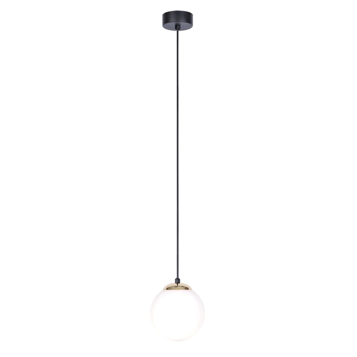 Lampa wisząca Isla D14 w kolorze czarnym z elementami w patynie. Okrągła, matowa kula ze szkła zawieszona na cienkim, czarnym przewodzie. Zamontowana na prostokątnym, czarnym stropie.