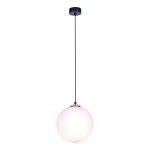 Lampa wisząca Isla D30 w kolorze czarnym z elementami patyny, z pojedynczym, okrągłym kloszem w delikatnym, mlecznym odcieniu. Zawieszona na cienkim, czarnym przewodzie, z okrągłym mocowaniem sufitowym.