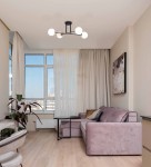 Lampa sufitowa Isla 4-punktowa w kolorze czarnym z elementami patyny, z widocznymi białymi kloszami, zamontowana na suficie w nowoczesnym wnętrzu. Lampa ma minimalistyczny design, idealna do aranżacji salonu.