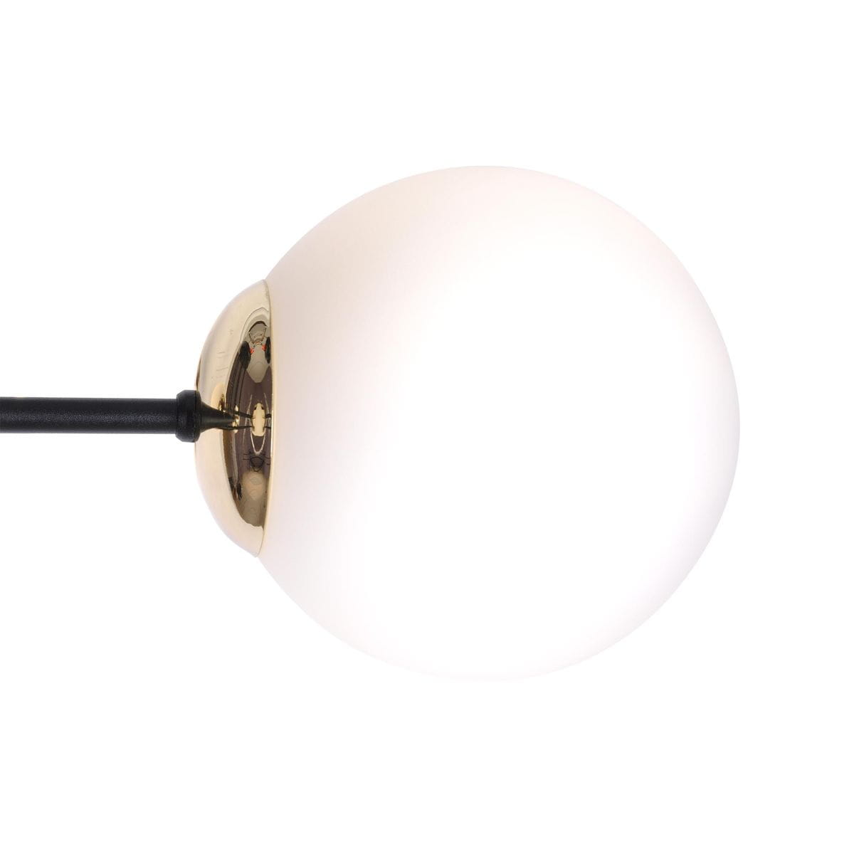 Lampa sufitowa Isla 6-punktowa w kolorze czarnym z elementami w patynie. Okrągła, matowa kula ze szkła, z metalowym wykończeniem w kolorze złotym. Ujęcie z boku, eksponujące detale konstrukcji oraz kształt klosza.