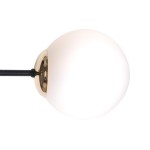 Lampa sufitowa Isla 6-punktowa w kolorze czarnym z elementami w patynie. Okrągła, matowa kula ze szkła, z metalowym wykończeniem w kolorze złotym. Ujęcie z boku, eksponujące detale konstrukcji oraz kształt klosza.