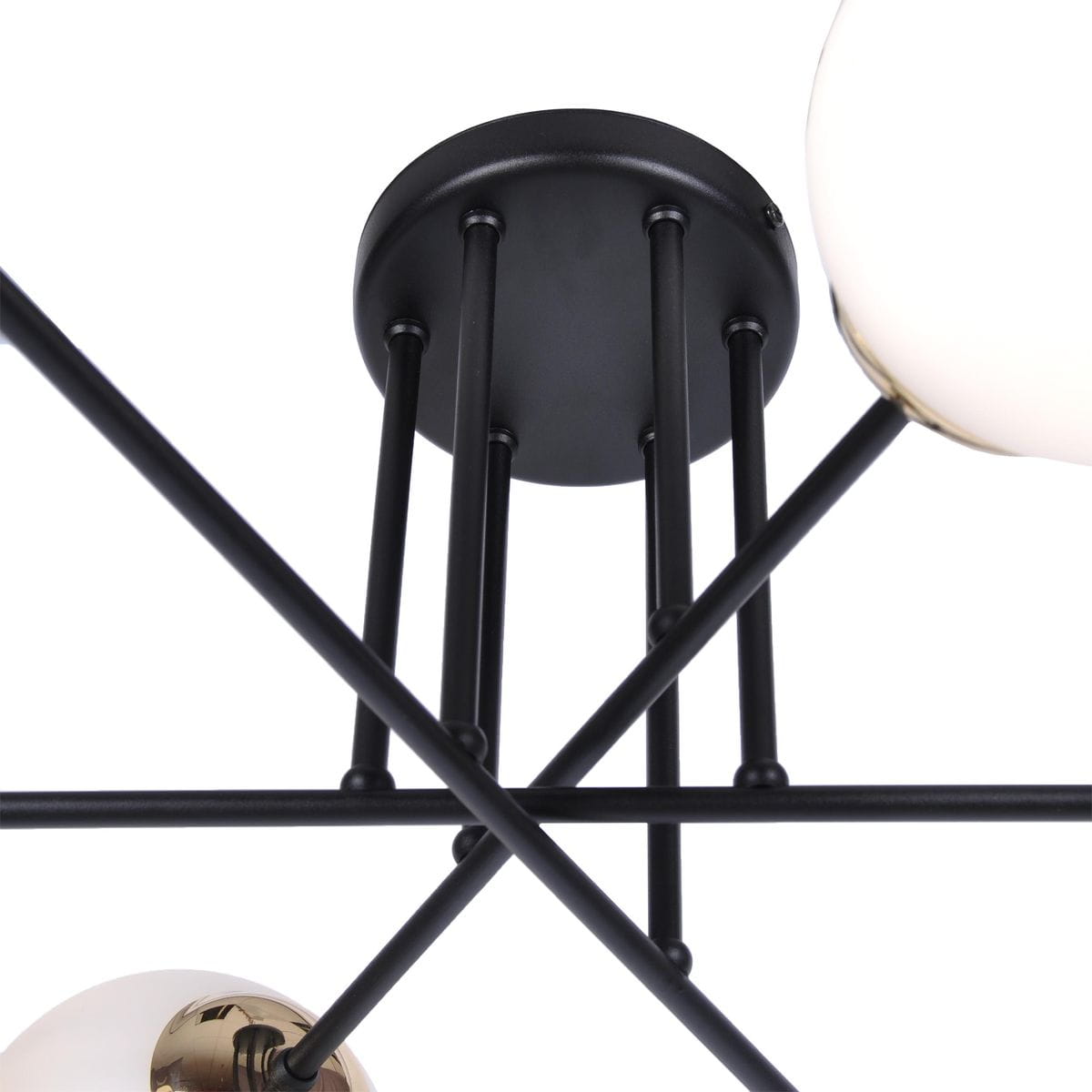 Lampa sufitowa Isla 6-punktowa w kolorze czarnym z patyną, widok od dołu. Metalowa podstawa z rurkami w czarnym wykończeniu i okrągłym mocowaniem. Widoczne oprawy na żarówki z białymi kloszami, w eleganckim, nowoczesnym stylu.