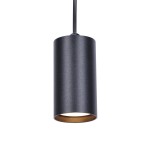 Lampa wisząca Puerto K-4895 w kolorze czarnym, cylindryczna, z matowej powierzchni. Kąt ujęcia z dołu ukazuje wnętrze lampy z jasnym źródłem światła. Elementy montażowe są widoczne na przewodzie. Idealna do nowoczesnych wnętrz.
