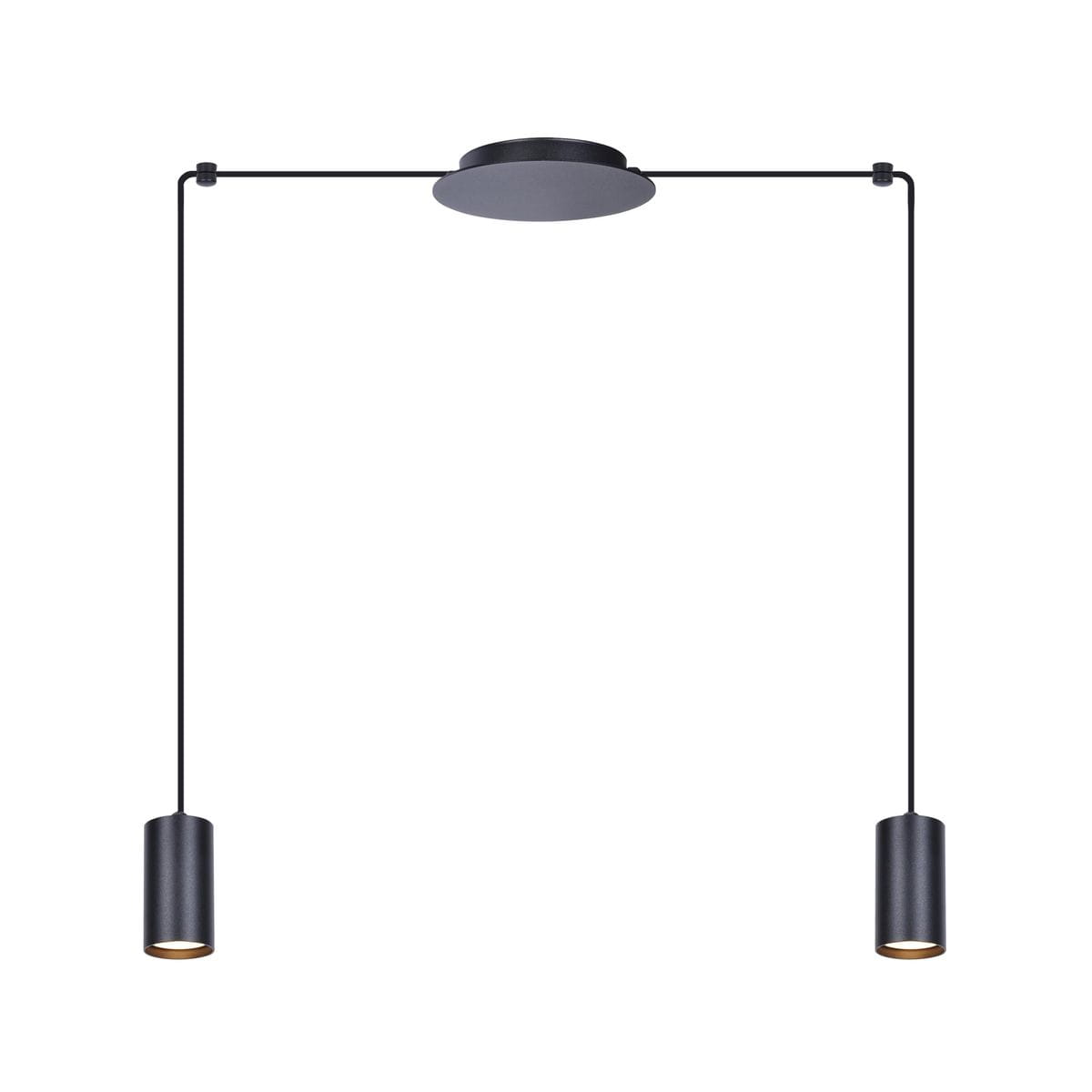 Czarna lampa wisząca 2-punktowa Puerto K-4896, z okrągłym, metalowym mocowaniem sufitowym. Dwa cylindryczne klosze zawieszone na cienkich linkach, emitujące światło w dół. Minimalistyczny design, idealna do nowoczesnych wnętrz.