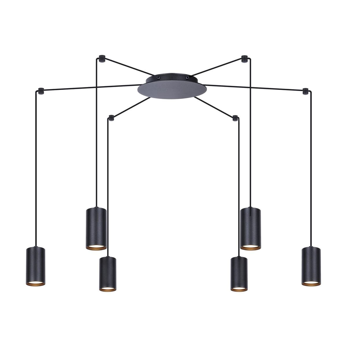 Lampa wisząca Puerto 6-punktowa w kolorze czarnym, z sześcioma cylindrycznymi kloszami, zawieszona na cienkich linkach, zamontowana na okrągłej podsufitce, na białym tle.