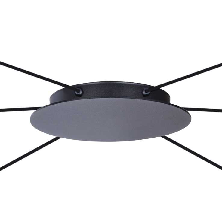 Czarna lampa wisząca Puerto K-4898 z sześcioma punktami świetlnymi. Widok z dołu na okrągłą, metalową podstawę z cienkimi, czarnymi linkami mocującymi, zawieszoną w centralnej części.