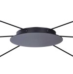 Czarna lampa wisząca Puerto K-4898 z sześcioma punktami świetlnymi. Widok z dołu na okrągłą, metalową podstawę z cienkimi, czarnymi linkami mocującymi, zawieszoną w centralnej części.