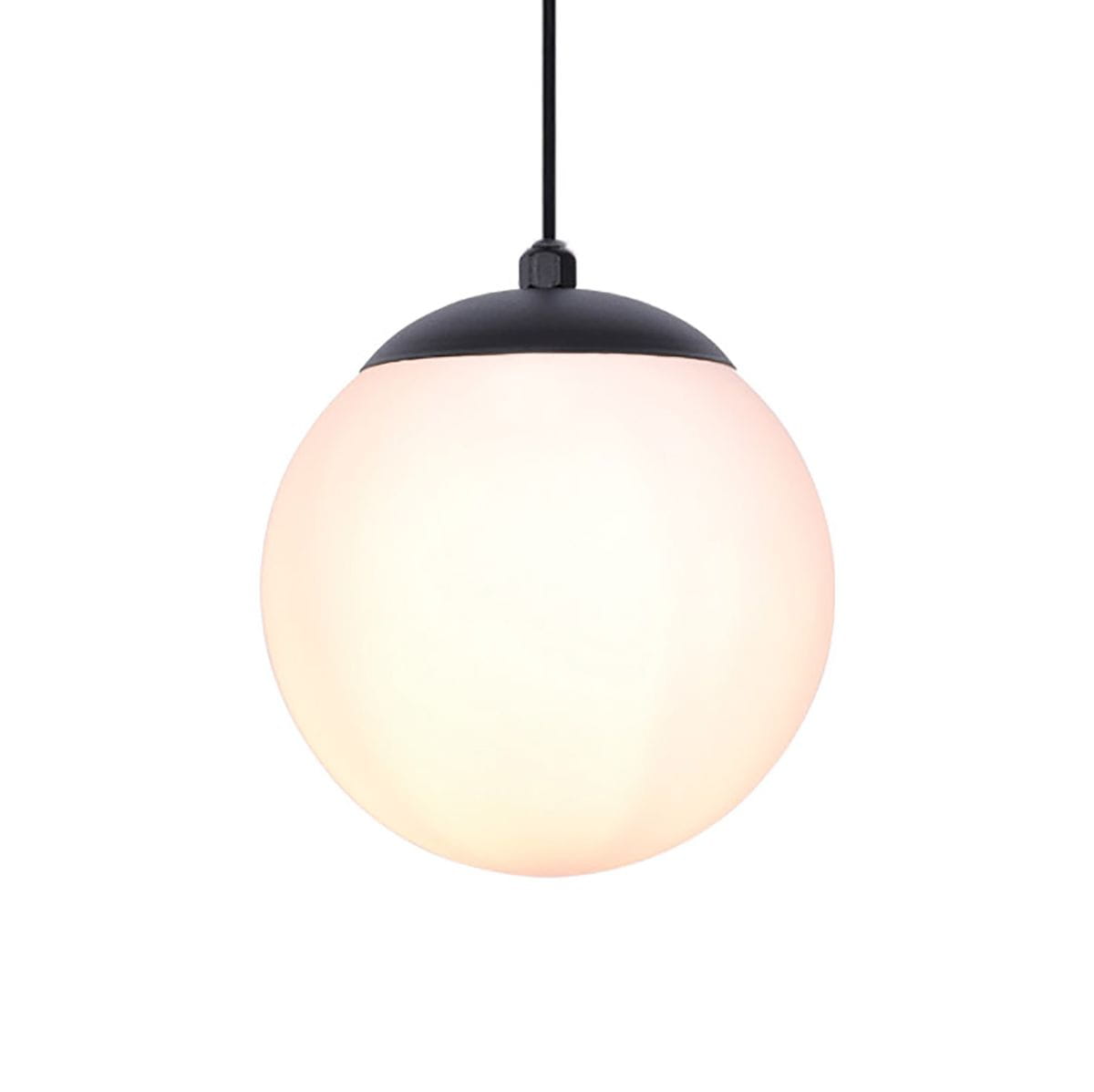 Czarna lampa wisząca Savoy D14 z jedną oprawą, z okrągłym kloszem w odcieniu mlecznym. Klosz zawieszony na cienkim, czarnym przewodzie, z metalowym wykończeniem u góry. Idealna do nowoczesnych wnętrz.